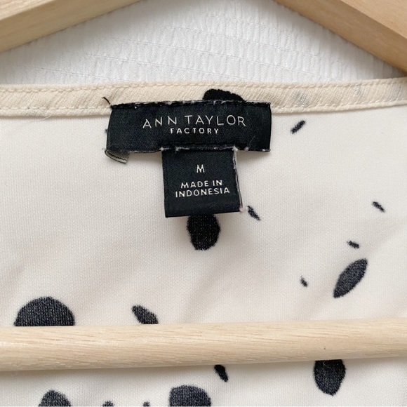 Ann Taylor Cream + Black Speckled V-Neck Ruched Drawstring Sleeves Blouse - Picture 4 of 11